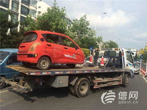 老年代步車(chē)長(zhǎng)期占用停車(chē)位，交警取證后依法拖移，行業(yè)亂象亟待治理